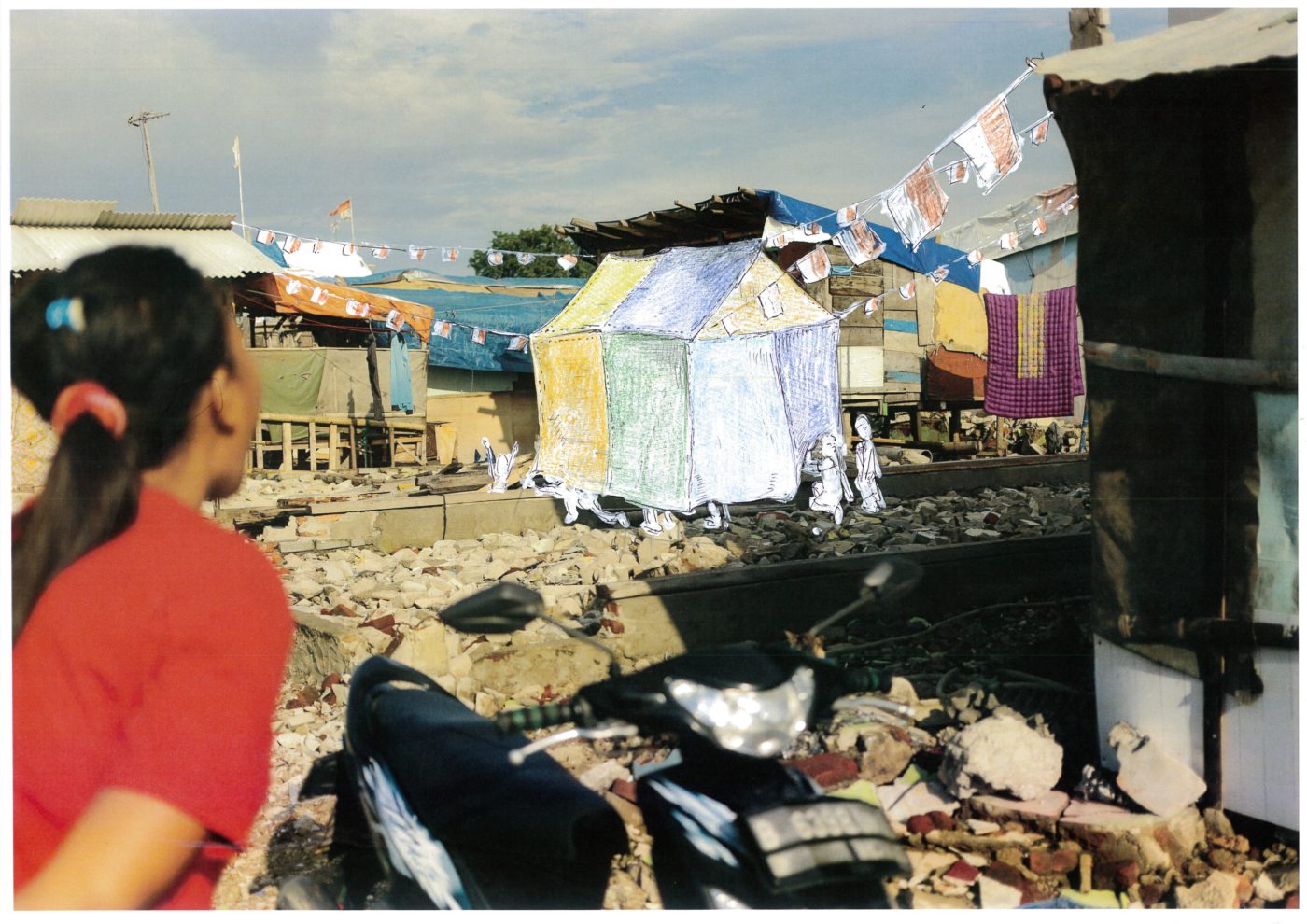 掘っ建て小屋の建つ瓦礫の写真のなかに手書きの絵が描かれている。カラフルなテントと、テントに下から潜り込もうとしているこどもたちのイラストが描かれているイメージ画像