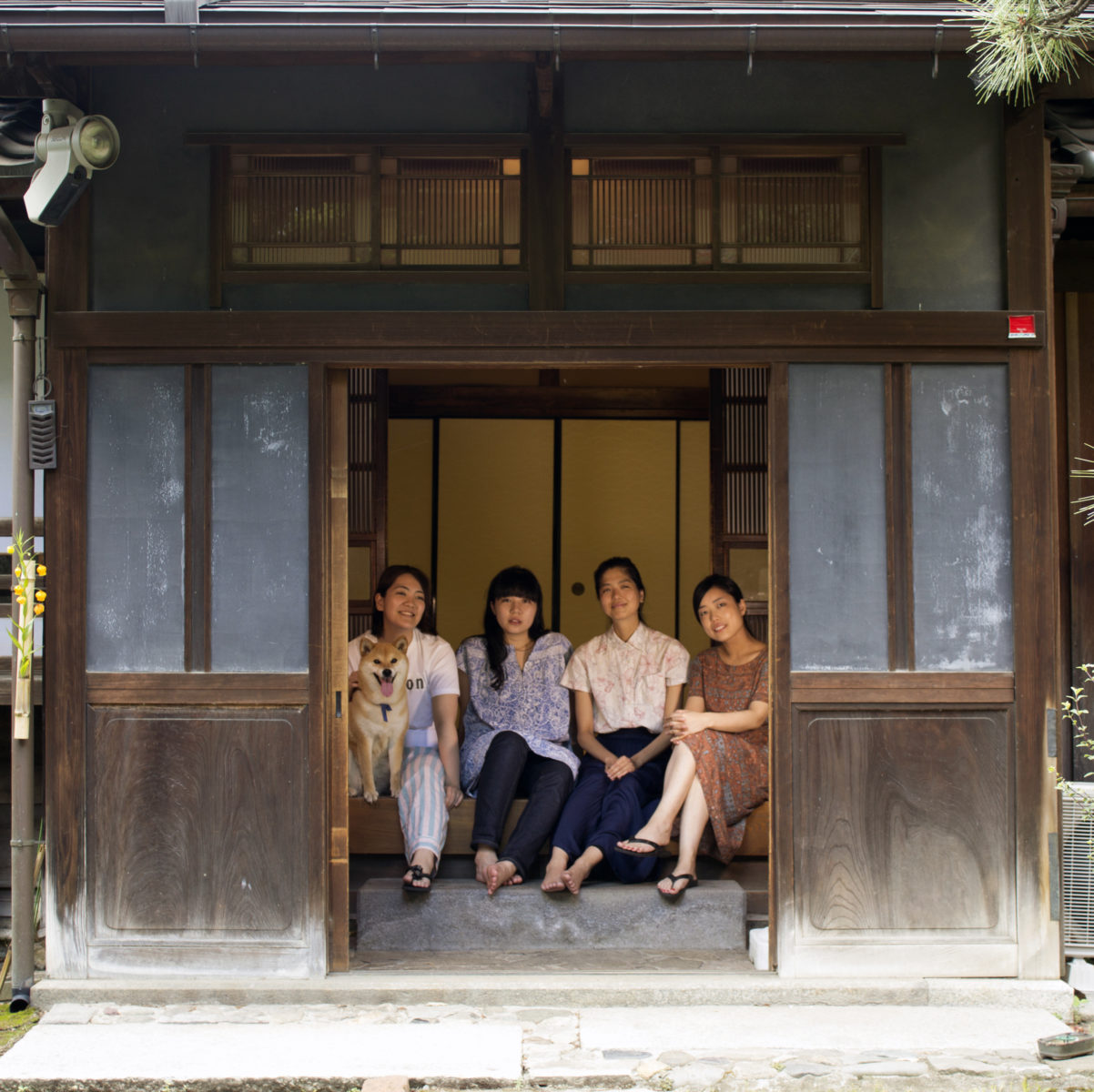 居間 theater［東彩織、稲継美保、宮武亜季、山崎朋］の写真