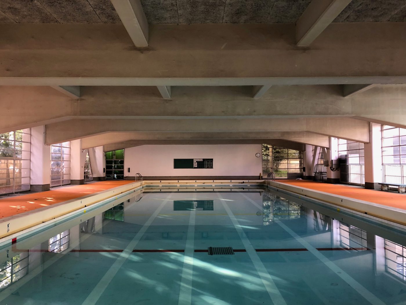 誰もいないプールに光が差しているイメージ写真