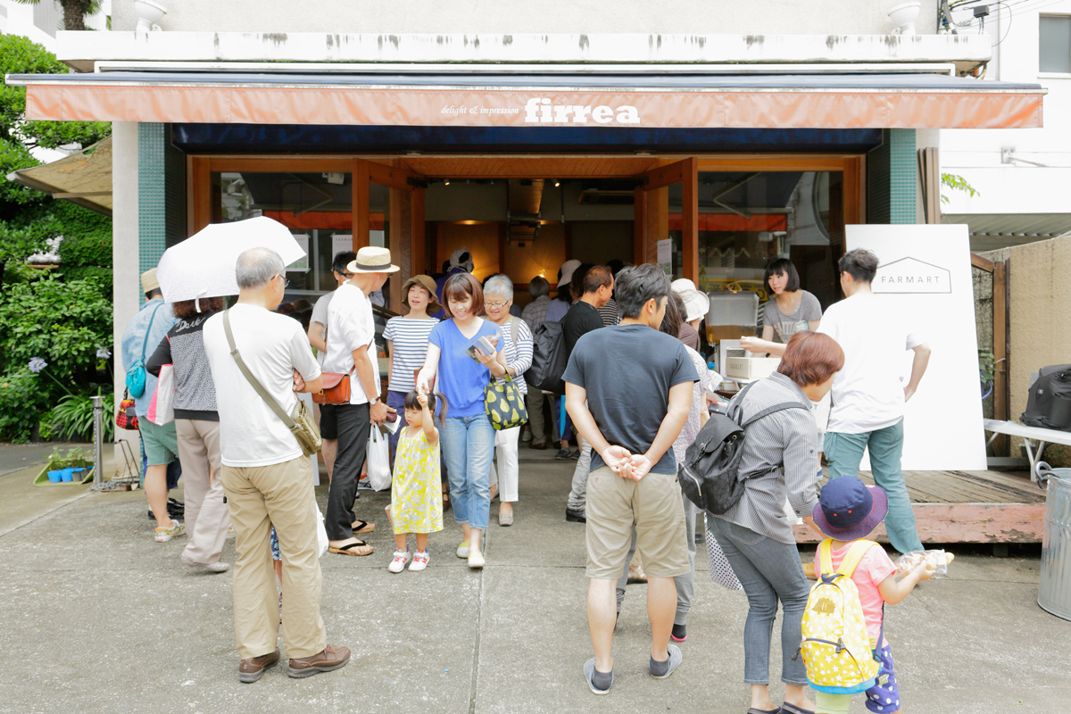 イベントが開催されている店舗の軒先に、子供から大人まで多くの人が集まっている