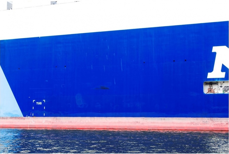 海に浮かぶ、船の側面の様子。青と白で塗られている