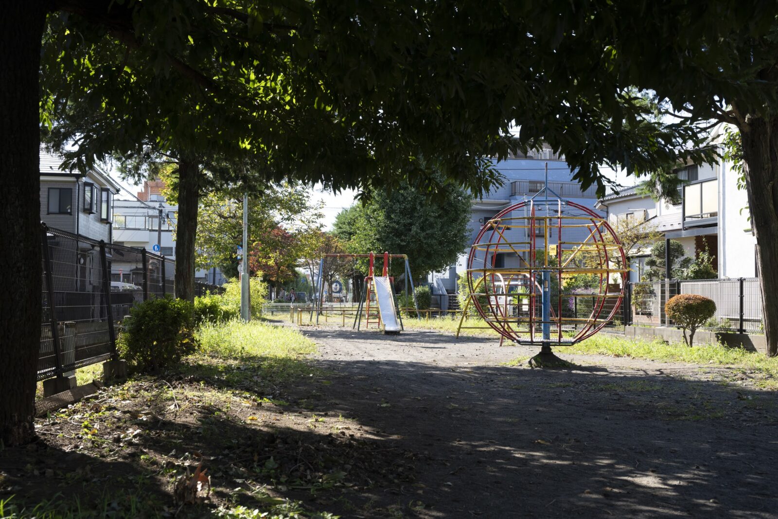 回転する球形の遊具やすべり台のある公園