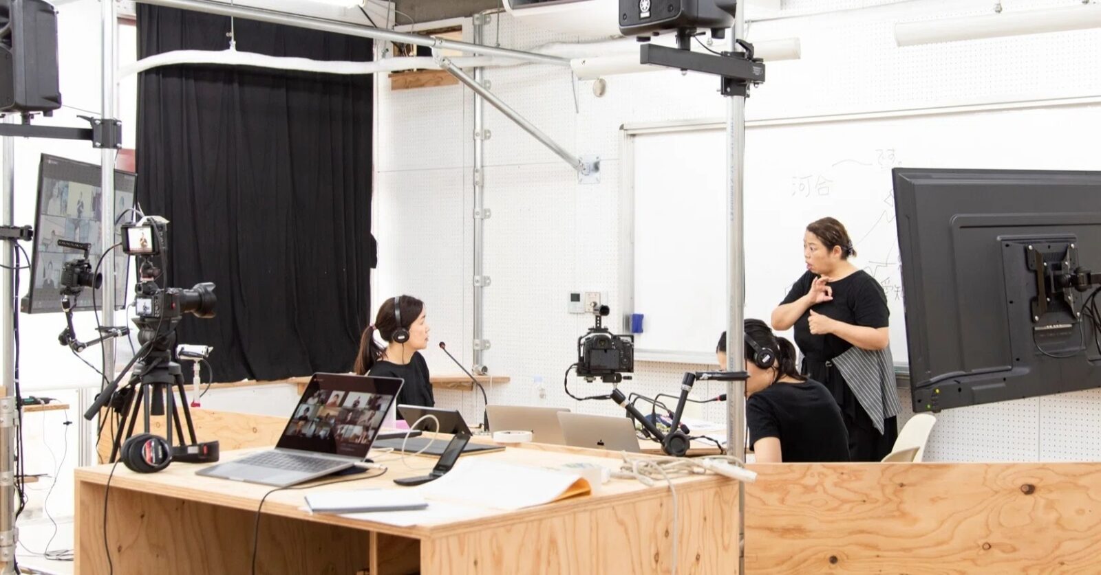 レクチャー「手話と出会う〜アートプロジェクトの担い手のための手話講座（基礎編）〜」はじまりましたの写真