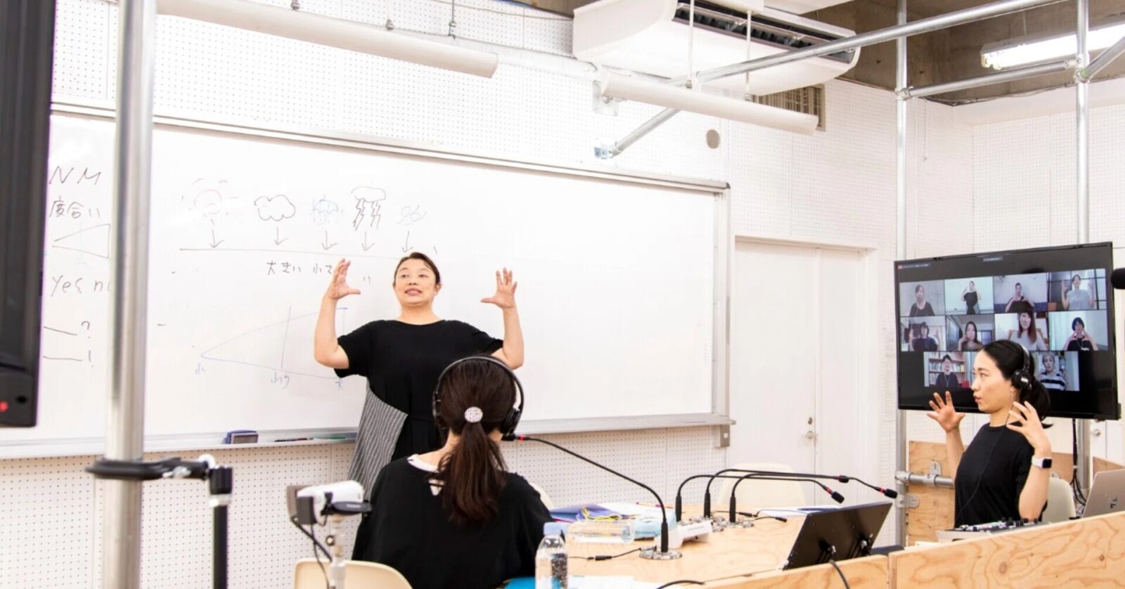 顔に文法がある。大事なことは、理解すること、Yes/Noを示すこと、そして、手指以外の顔、肩、胸、首、姿勢の角度。｜レクチャー「手話と出会う」第4回の写真